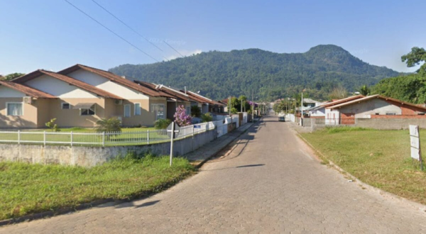 Mulher morre esfaqueada dentro de casa e marido some ao procurar suposto ladrão