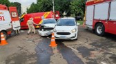 Condutor sofre ferimentos em colisão entre dois carros