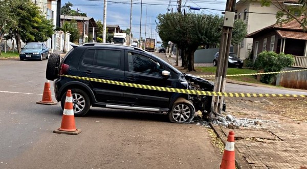 Motorista perde direção de veículo e colide em poste de iluminação pública