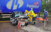 Motorista fica presa às ferragens após colisão entre carro e caminhão na SC-157