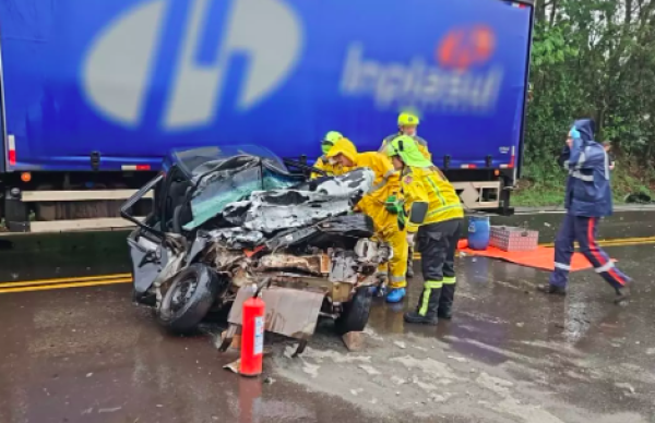 Motorista fica presa às ferragens após colisão entre carro e caminhão na SC-157