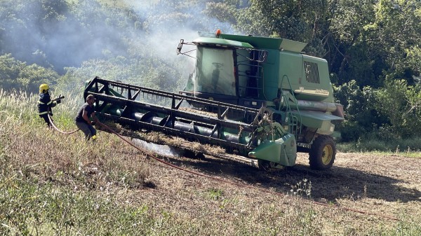 Colheitadeira é parcialmente destruída pelo fogo na Linha São José