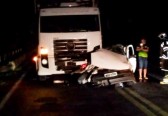 Motorista fica preso nas ferragens ao colidir carro na lateral de caminhão