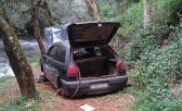 Gol furtado é encontrado abandonado em área de mata