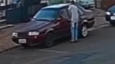 Câmera de segurança flagra homem furtando veículo