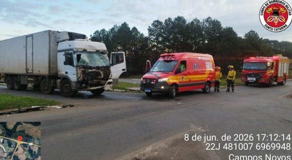 Colisão entre caminhões na BR-282 mobiliza equipes de resgate