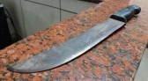 Enteado atinge padrasto com golpe de facão na cabeça