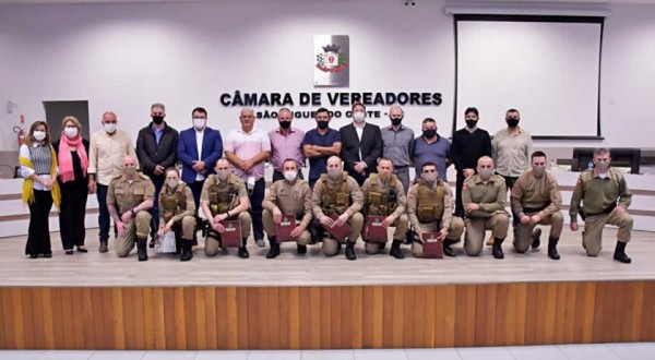Moção presta homenagem a policiais que evitaram suicídio