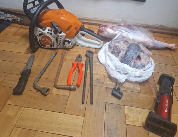 Homem é preso após ser flagrado furtando ferramentas de residência