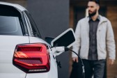 Governo retoma imposto de importação para carros elétricos a partir de 2024