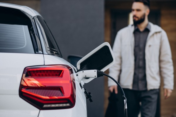 Governo retoma imposto de importação para carros elétricos a partir de 2024