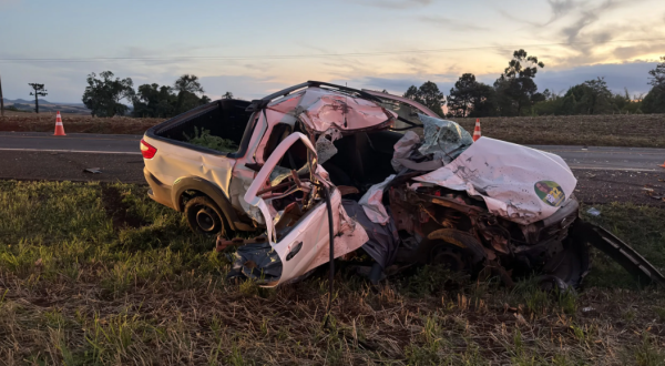 Mulher morre e filho fica ferido em colisão entre carro e caminhão na PR-182