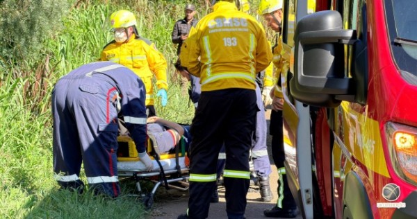 Saída de pista seguida de queda em ribanceira deixa casal ferido na BR-163
