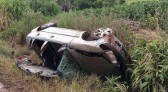 Saída de pista seguida de tombamento deixa dois feridos no interior