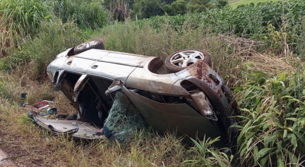 Saída de pista seguida de tombamento deixa dois feridos no interior