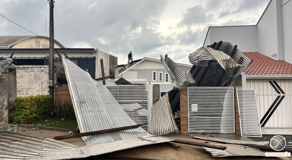 Após temporal, moradores e servidores se unem para retirar destroços e recuperar danos