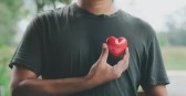 Cardiologista revela o que você não deve comer antes de dormir para manter a saúde do coração