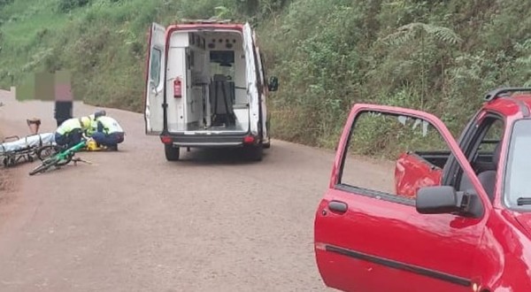 Homem fica ferido após carro se envolver em acidente com bicicleta no Oeste de SC
