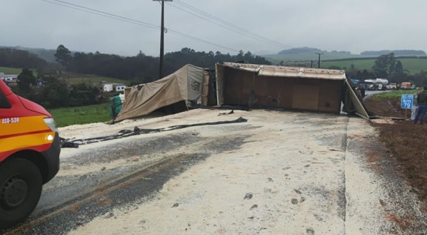 Tombamento de caminhão deixa dois feridos