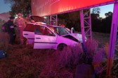 Condutor fica ferido após colidir carro em placa de outdoor