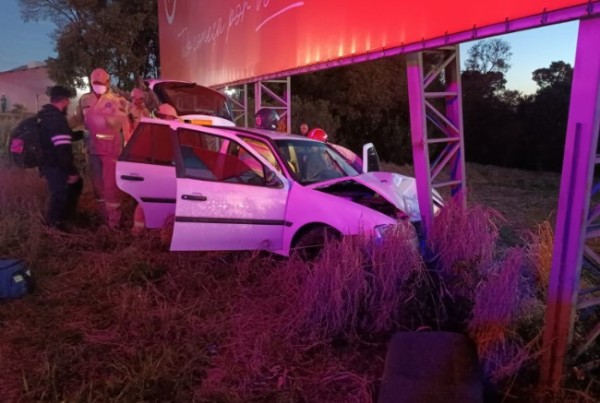 Condutor fica ferido após colidir carro em placa de outdoor