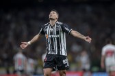 Paulinho marca no fim; Atlético-MG vence São Paulo e empata na liderança do Brasileirão