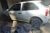 Motorista sem CNH bate carro contra duas residências e causa estragos