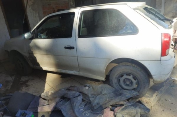 Motorista sem CNH bate carro contra duas residências e causa estragos