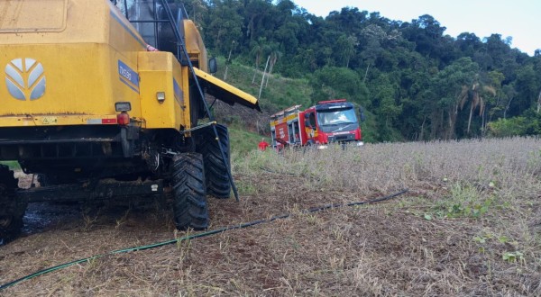 Incêndio atinge colheitadeira é controlado pelos bombeiros