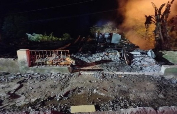 Homens encapuzados e armados ateiam fogo em residência no Meio-Oeste