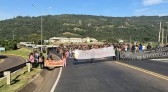 Indígenas ocupam rodovia durante manifestação no Oeste