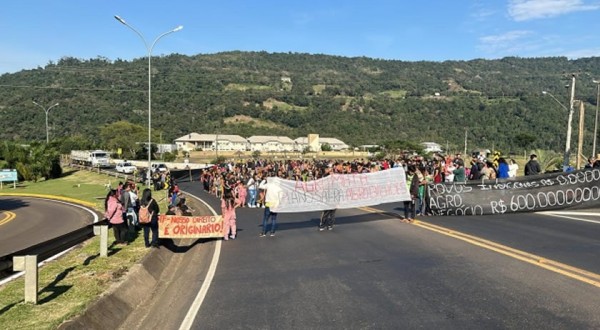 Indígenas ocupam rodovia durante manifestação no Oeste