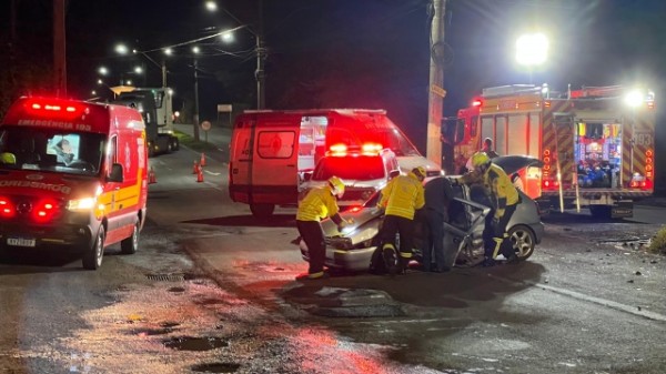 Colisão entre dois veículos deixa três feridos