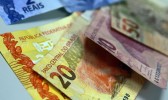 Homem joga caixa com R$ 20 mil no lixo e oferece recompensa para quem encontrar