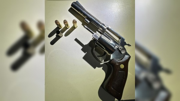 Após efetuar disparo de arma de fogo em frente a casa de shows, homem é detido pela polícia