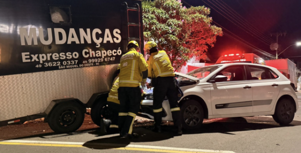 Idosa fica ferida após colisão entre carro e trailer no Centro