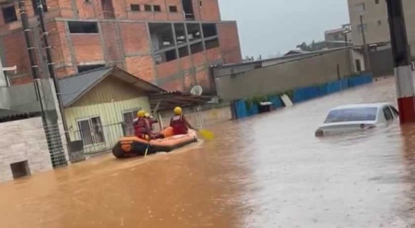 Chuva volta a causar mortes, alagamentos e bloqueios de rodovias em SC