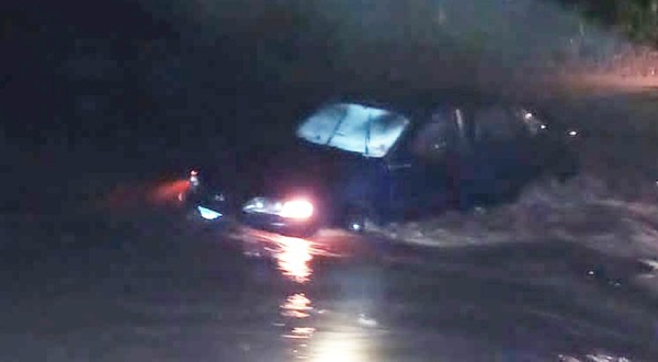Motorista tenta passar com carro em rio e Bombeiros são acionados para o resgate