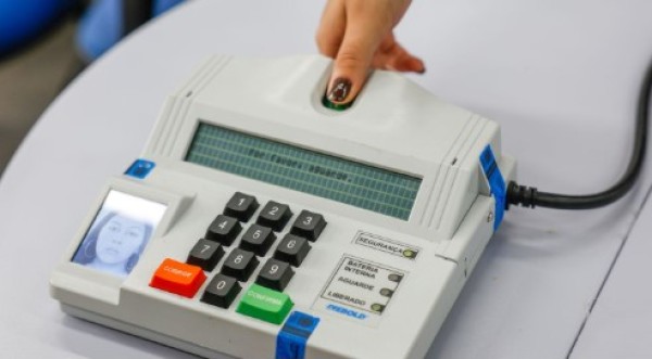 Eleitora viaja horas para votar em Ponte Serrada e descobre que sistema já registrava seu voto