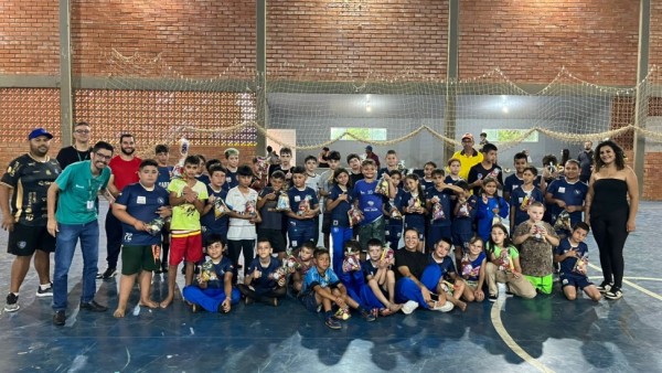 Associação Nacional entrega 90 cestas de Natal para crianças da escolinha de futsal