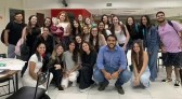 Universitária discriminada por ter mais de 40 anos ganha flores de colegas