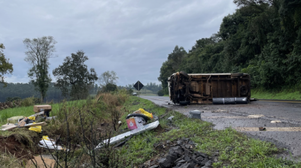 Furgão tomba na BR-282 em Nova Itaberaba; motorista sofre ferimentos leves
