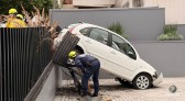 Carro sobe calçada e colide contra grade de proteção no Centro
