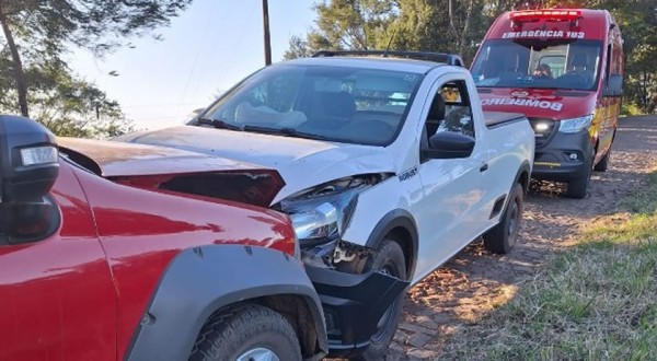 Colisão frontal entre carros mobiliza corpo de Bombeiros