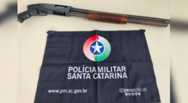 Homem é flagrado levando espingarda em carrinho junto com bebê