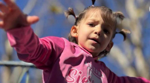 Menina vítima de golpe com inteligência artificial morre aos 3 anos