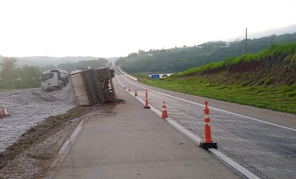 Tombamento é registrado na BR-163, próximo à ponte do Rio Iguaçu