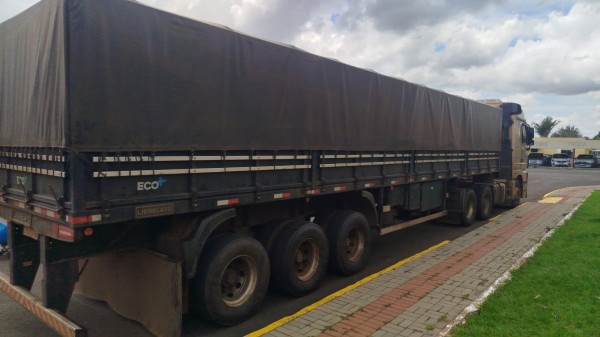 Polícia Militar apreende 32 toneladas de laranja em ação de descaminho