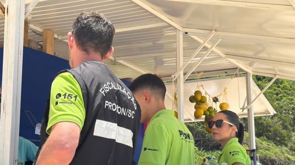 Pastel de R$ 40? Procon fiscaliza preços abusivos em praias de Florianópolis