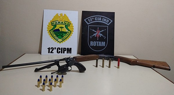 Homem é detido com revolver e espingarda dentro de automóvel